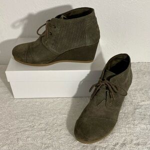 Toms Military Green Suede Desert Wedges Size 8.5 Lace Up Perforated Detail